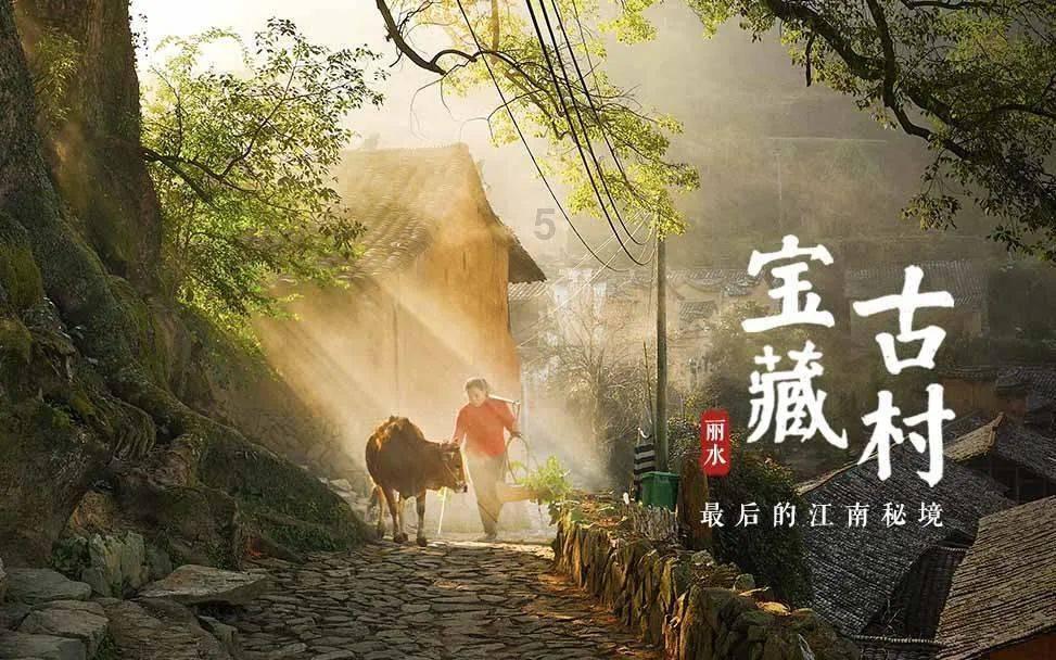 逃离残破的机舱