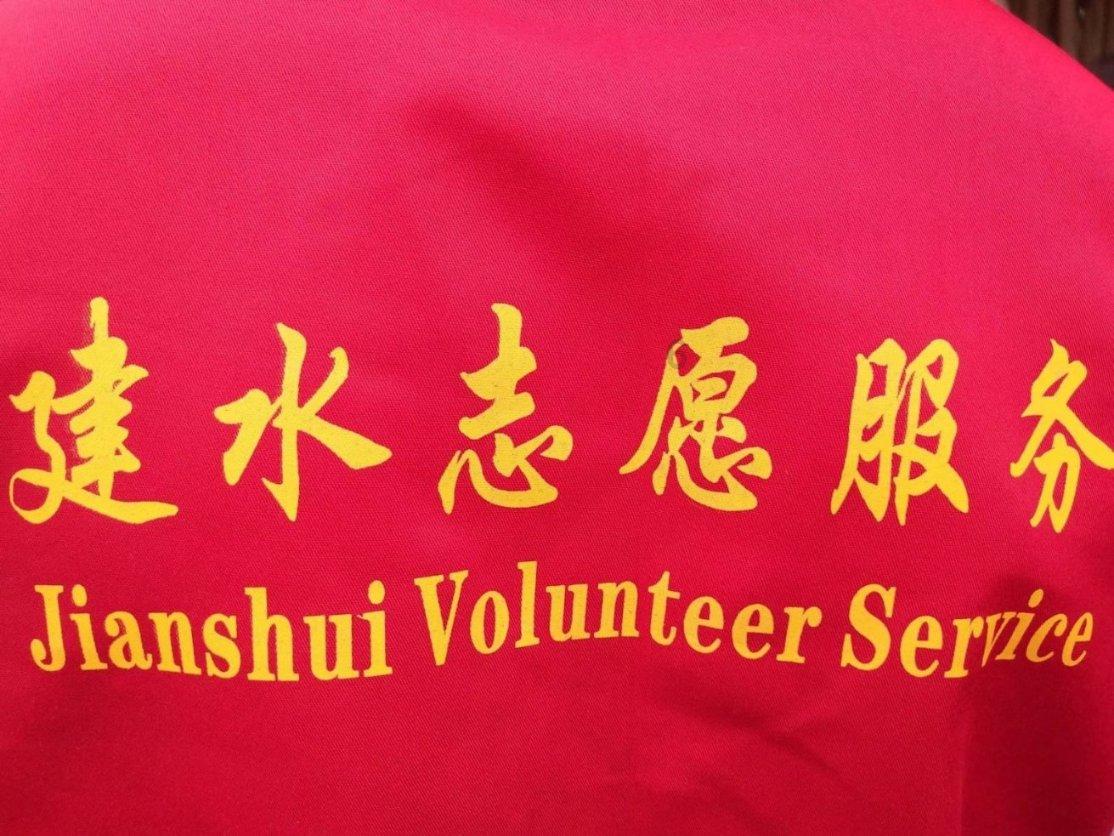河南新乡：两辆货车发生追尾，消防员紧急施救